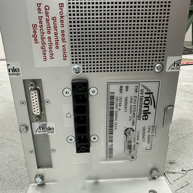 德國Honle UV設(shè)備電源維修故障：UV電子電源調(diào)光動(dòng)態(tài)響應(yīng)速度快，從待機(jī)到全功率輸出時(shí)間只要 8毫秒，無任何系 統(tǒng)震蕩;可以與PLC連接進(jìn)入人工界面操作，可作出10%的長時(shí)間待機(jī)，徹底避免系統(tǒng)穩(wěn)定 時(shí)間長，安全性能低等弊端，同時(shí)徹底改變了依靠電容來調(diào)節(jié)燈光的強(qiáng)弱控制方式，且電容的耐壓強(qiáng)度遠(yuǎn)遠(yuǎn)不夠。PLC安裝接線簡單，操作方便，無須密封安裝在箱體內(nèi)，可安裝在通風(fēng)良好的地方，大幅度節(jié)省安裝、運(yùn)輸成本。 德國Honle UV設(shè)備電源維修方法： 1、高頻方波技術(shù)( 18KHZ方波輸出），比傳統(tǒng)UV變壓器增加20%以上的UV能量輸出，能夠以閃光燈模式工作，降低能耗; 2、軟開關(guān)啟動(dòng)系統(tǒng)，大幅度減低啟動(dòng)時(shí)間(約45秒)，延長燈管使用壽命; 3、單片機(jī)動(dòng)態(tài)控制技術(shù)，使電源轉(zhuǎn)換效率達(dá)到更高，自動(dòng)找到燈管的工作電壓和電流，自動(dòng)進(jìn)行調(diào)整燈管的工作參數(shù); 4、高速IGBT以及軟開關(guān)技術(shù)，響應(yīng)速度快，從待機(jī)到全功率輸出時(shí)間只要 8MS; 5、功率調(diào)幅技術(shù)，輸出功率10%~100%無級(jí)可調(diào)，長期待機(jī)功率僅要10% 6、相位平衡技術(shù)，功率因素96%，，無沖擊電流;